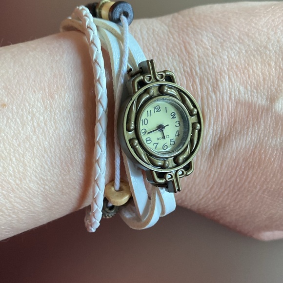 🆓 w/ Bundle🌟NWOT- PAPARAZZI: Faux White Leather Watch/Bracelet - Picture 2 of 3